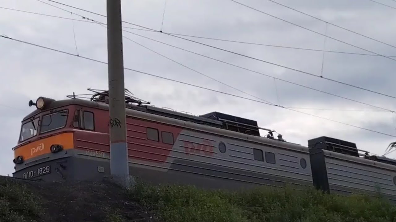 Микс поездов в пасмурный июльский день 