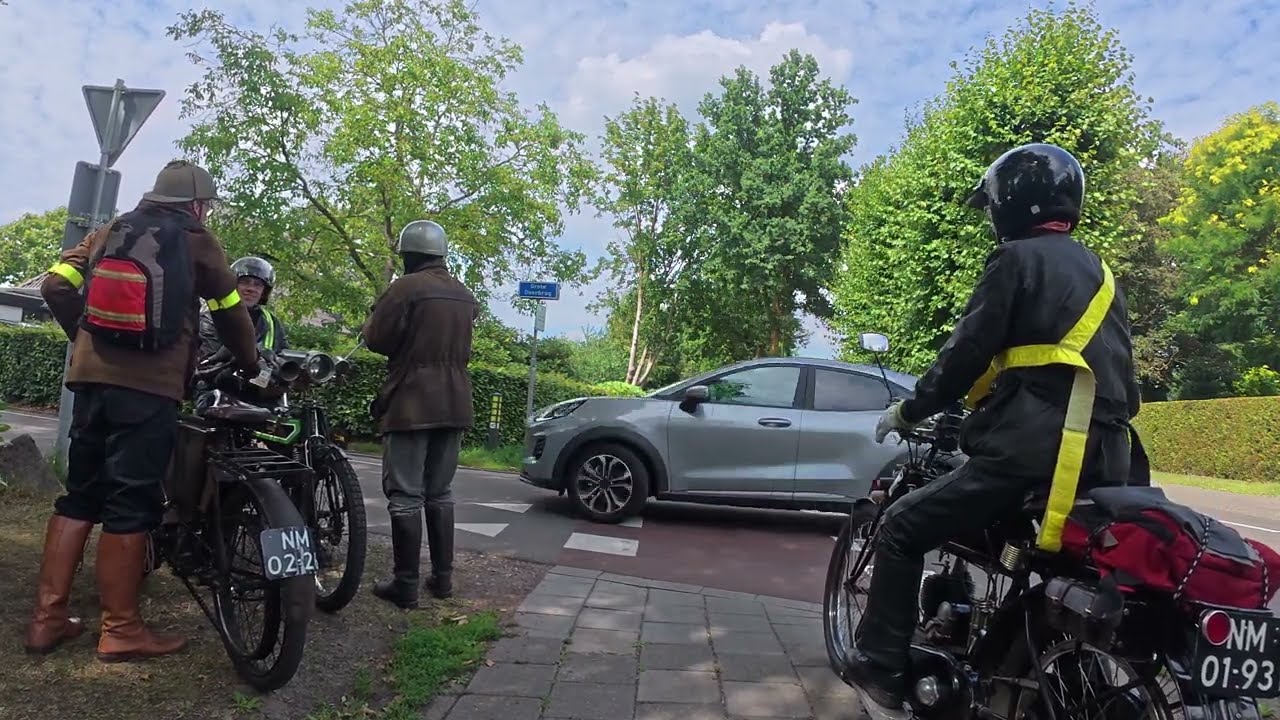 Oude motors en een omleiding door een ongeluk.  Helmond.