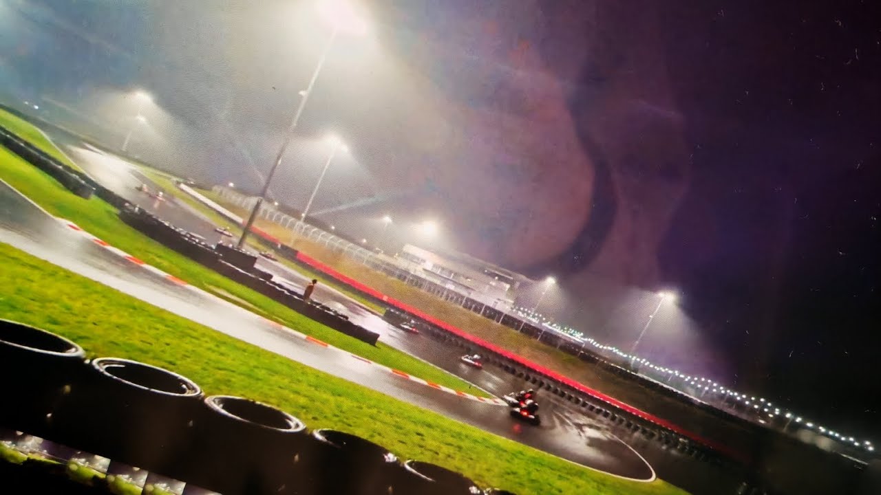 Amateur tries Racing in the rain at Silverstone! 