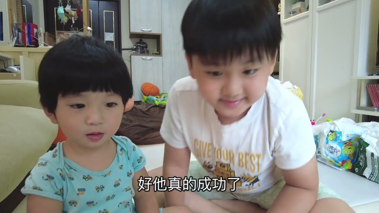 媽媽不在家，哥哥挑戰幫弟弟換尿布！咚1y8m22d 桐8y5m
