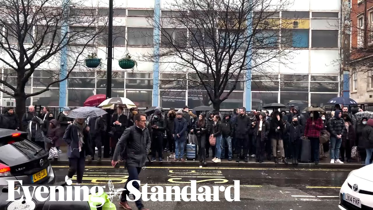 Large queues in Paddington as London Underground services suspended