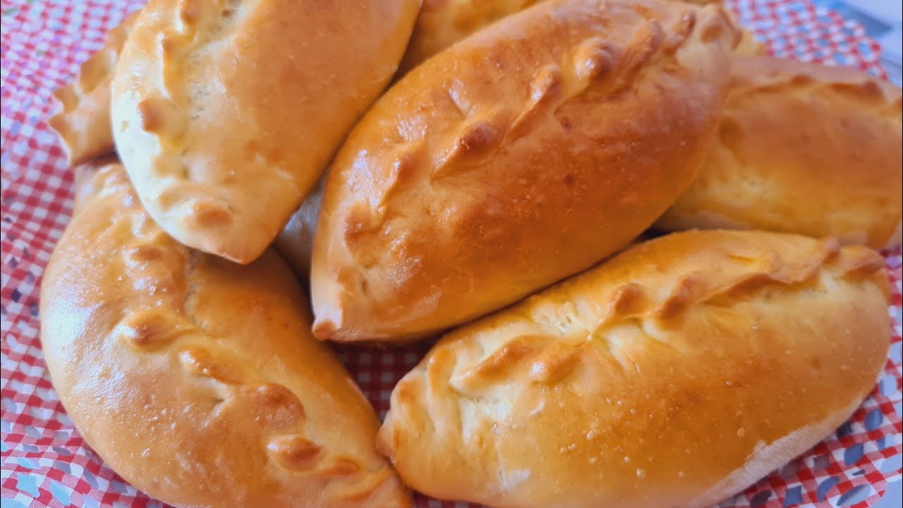 Piroggen. Gefüllte Teigtaschen mit Weißkohl. Russische Piroschki.