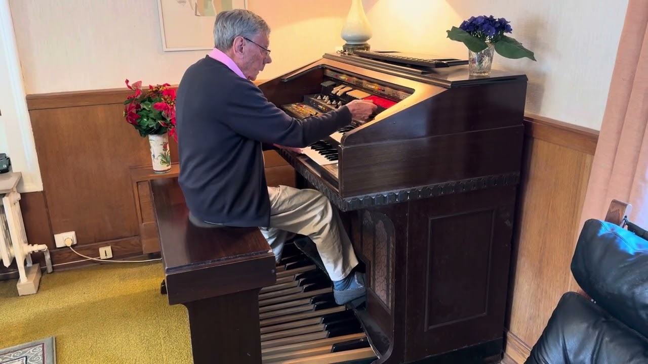 John Mann plays Charmain on his favourite Eminent 2000 Grand Theatre Organ