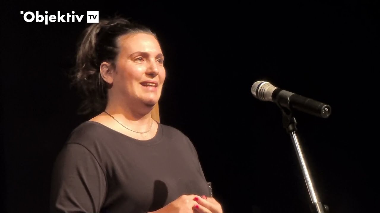 Milica Milša drži govor na komemoraciji glumcu Nenadu Nenadoviću