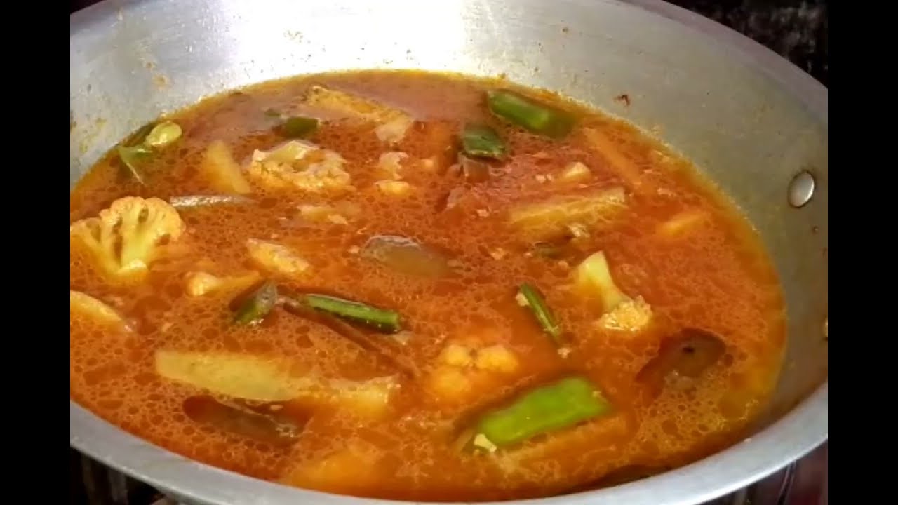 শীতের সবজি দিয়ে কুমোর বড়ির ঝোল বানিয়ে ফেললাম। কিযে মজা হয় খেতে