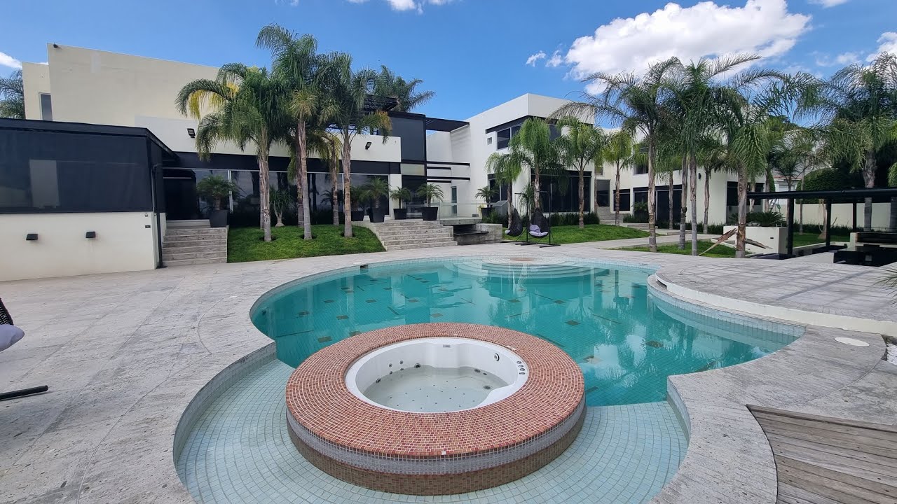 Casa Garabato venta Vista Real Country Club, Querétaro $33,500,000. 6 Recamaras, Alberca y Salon