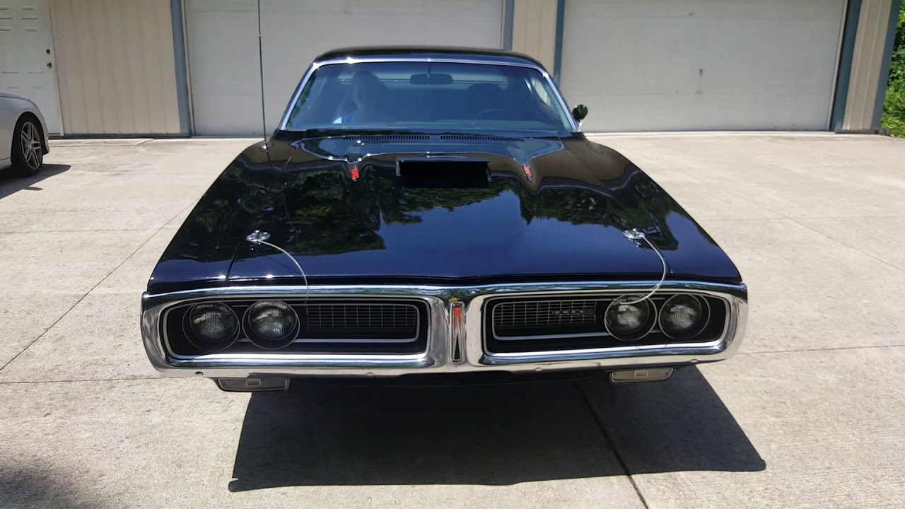 Sinister Bee walk around (71 Dodge Charger Super Bee-440-6)