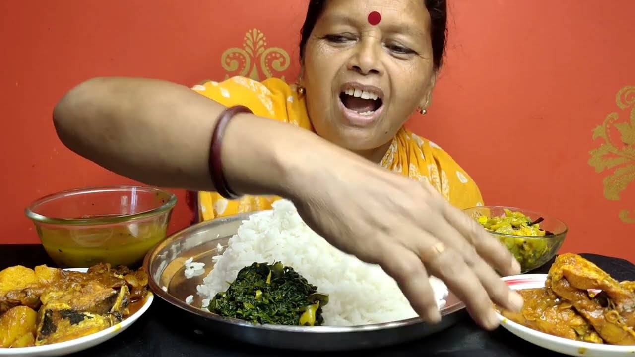 EATING RICE WITH SHAK VAJA,TOK DAL,LAUGHONTO,RITHA FISH HEAD CURRY AND VETKI MACHER JHAL।।