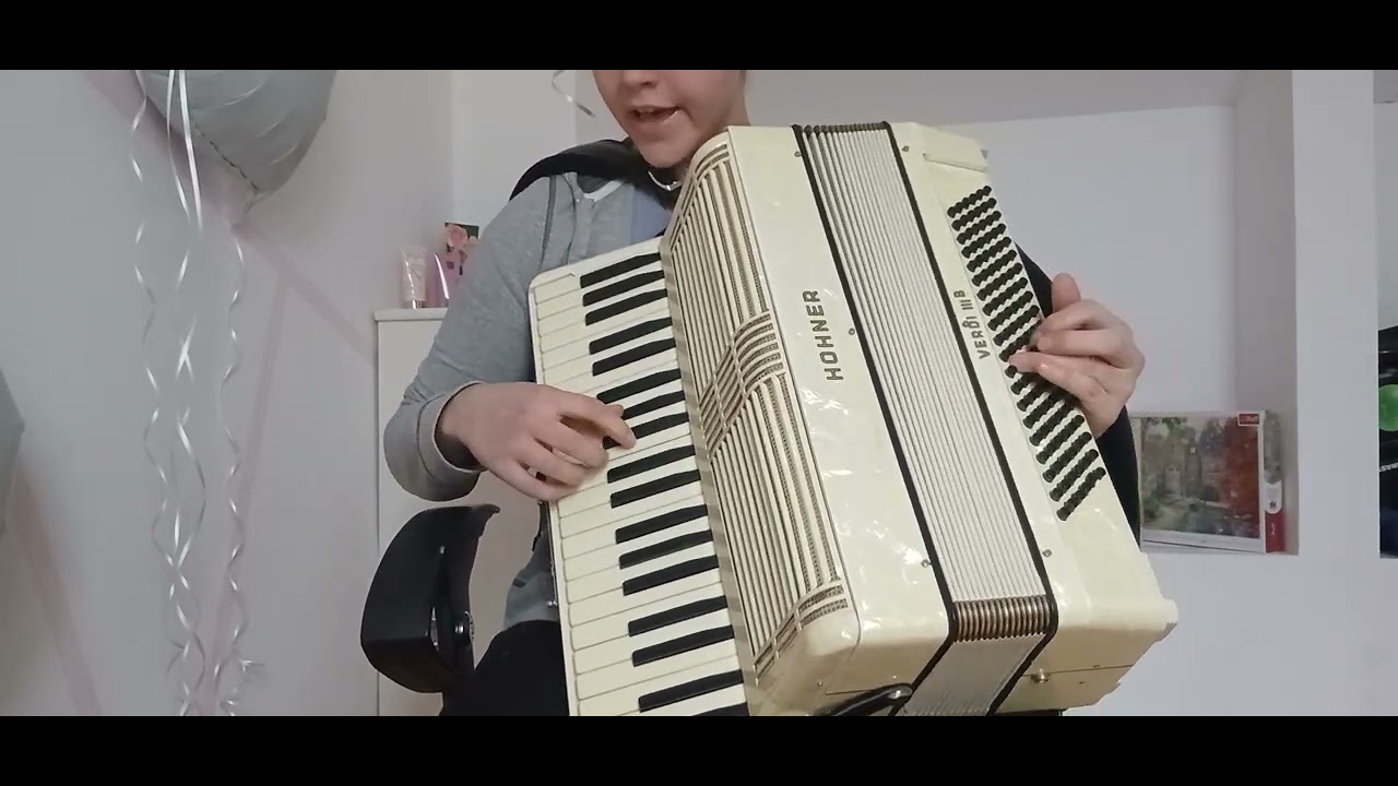 Eu stau mereu in așteptare /căci crucea ce ma apasă este grea 