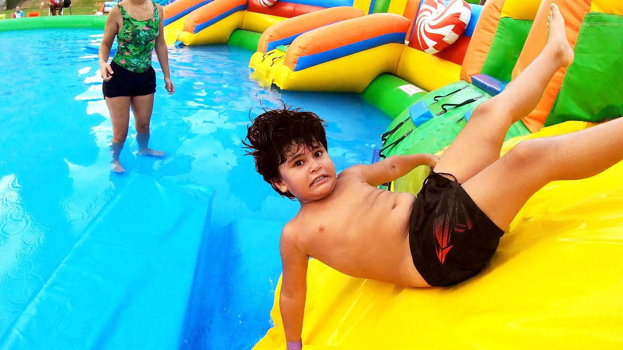 Brincando na Piscina Inflável Pula Pula e Escorregador Infantil | Kai o Rei do Escorrega