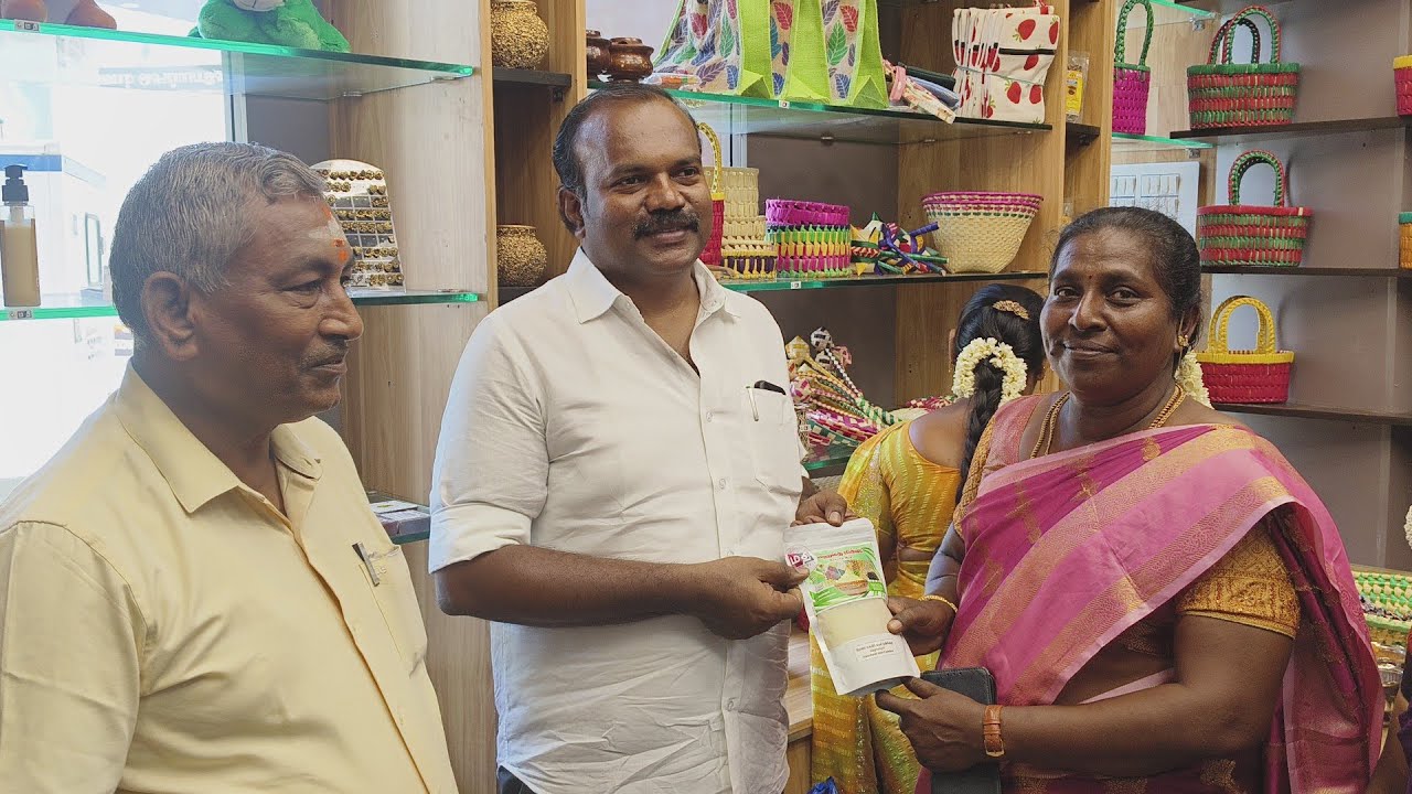தூத்துக்குடி அறிஞர் அண்ணா பேருந்து நிலையத்தில் மதிஅங்காடியை மேயர் பங்கேற்றார்