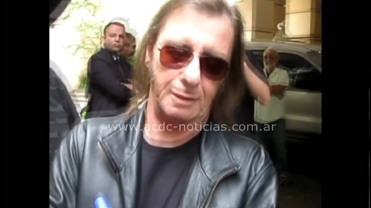 AC/DC Live At River Plate : Angus & Malcolm Young, Brian Johnson, Cliff Williams & Phil Rudd
