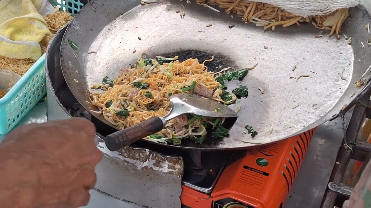 $1 Fried Noodles in Cambodia Phnom Penh 🇰🇭 Street Food Story
