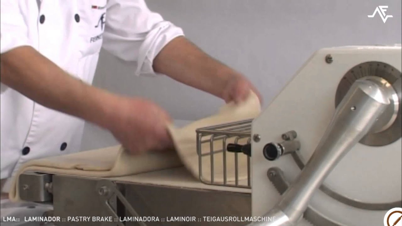 Teigausrollmaschine mit abnehmbaren Tischen