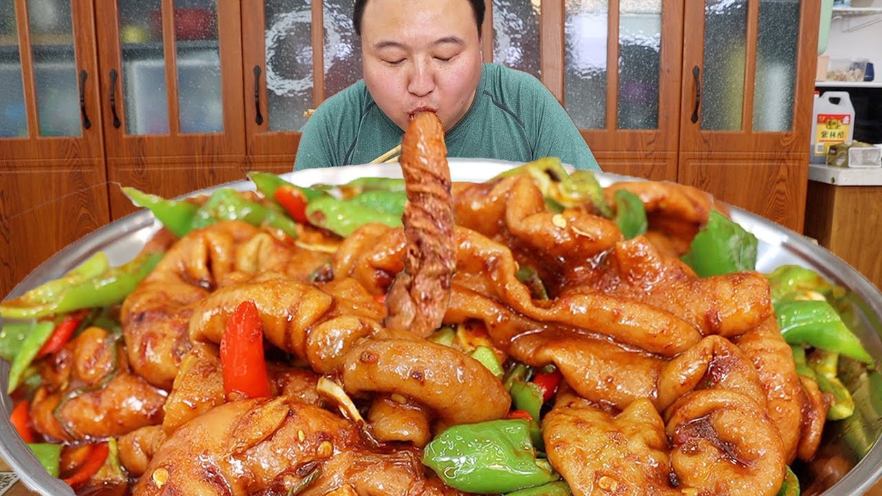 А Цян готовит «жареные жирные кишки», мягкую и клейкую Q-бомбу ｜ Mukbang
