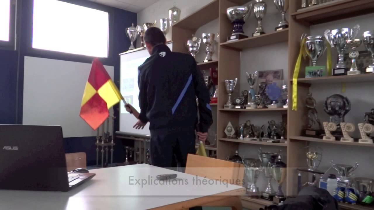 gestuelle arbitres assistants football