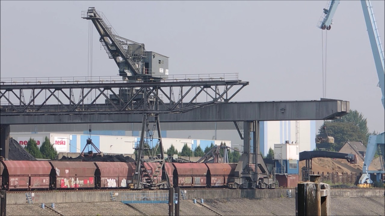 Portalkran im Hafen - Radlader ist auch dabei