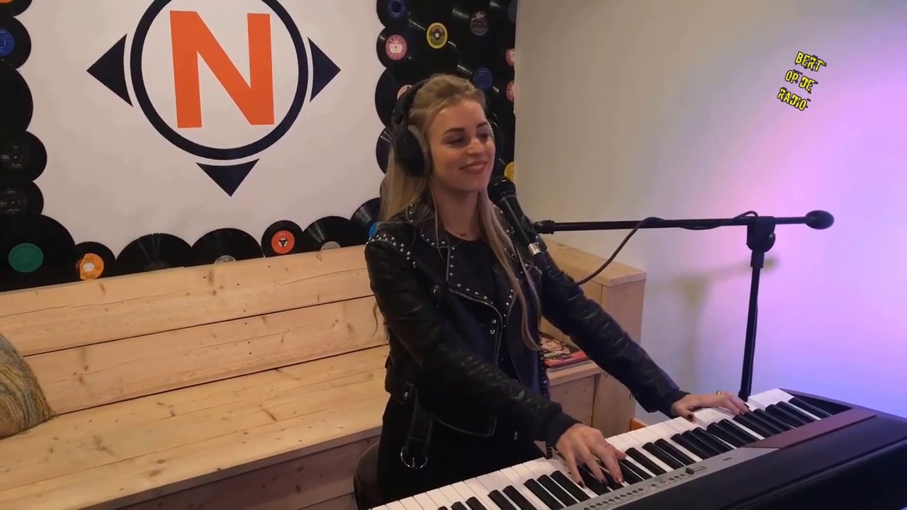 Voice of Holland kandidaat Fleur Raateland te gast in de 'Donderdagavondshow'.