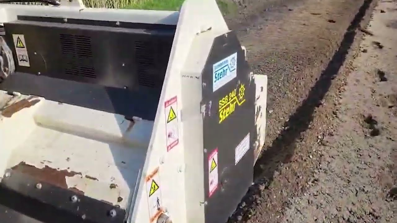 Stehr Wegebau-Technik mit Wegebaufräse und Anbaugrader