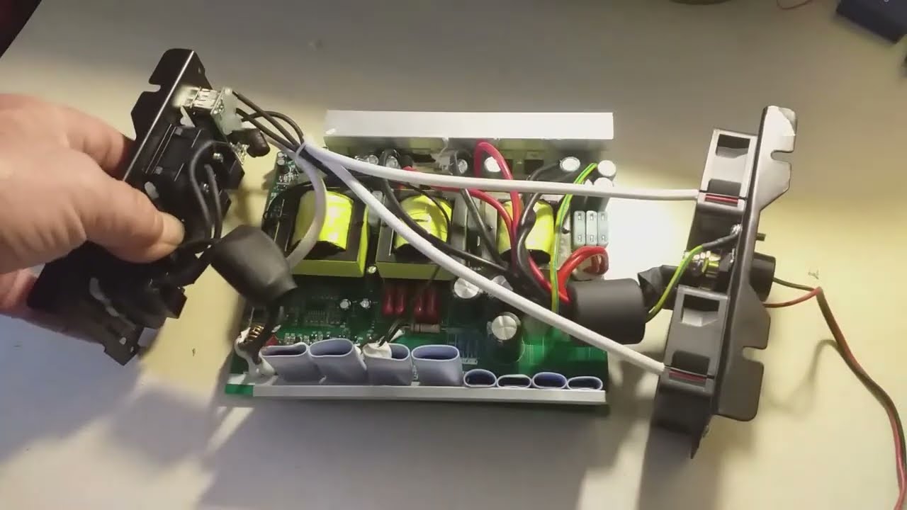 PANNELLI FOTOVOLTAICI - 14° PARTE, trasformare un inverter 12 V in un inverter IBRIDO senza batteria