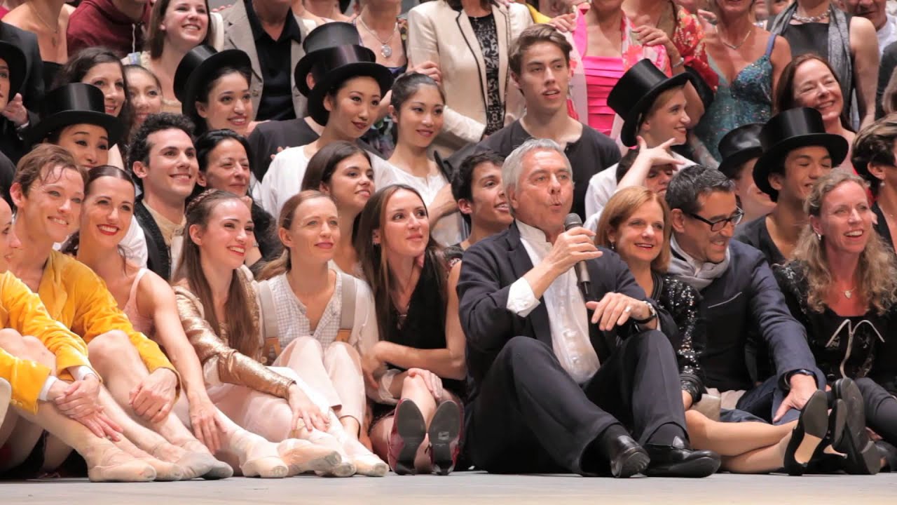John Neumeier und Compagnie treffen ehemalige Tänzerinnen und Tänzer zum gemeinsamen Foto