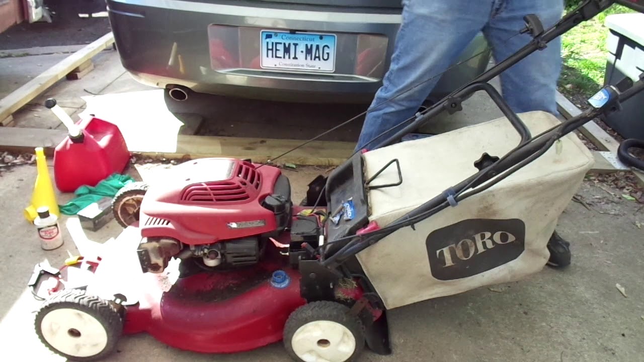 Testing out the terrible Tecumseh Toro Recycler mower -First start in 4 years