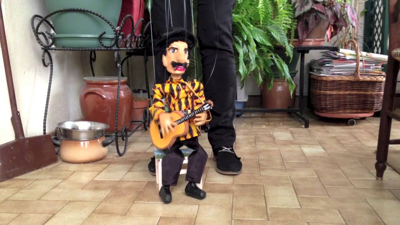 Marionnette à fils qui joue de la guitare [Poupées Choux]