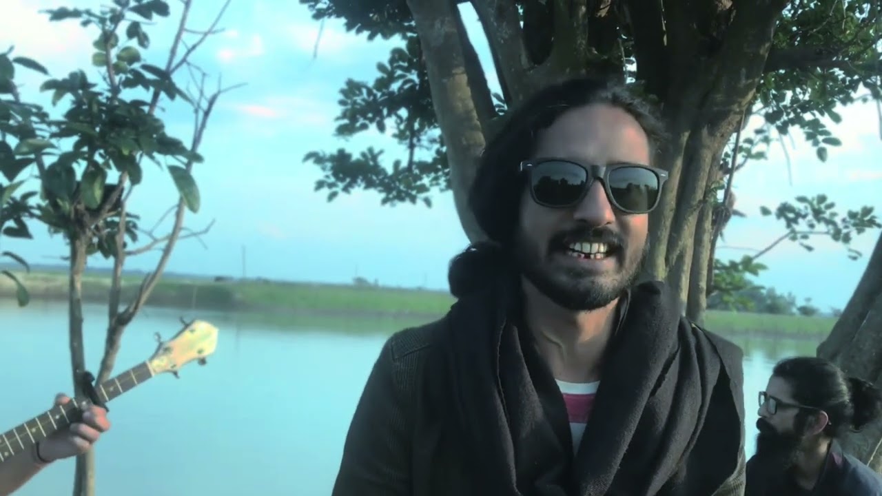 আকাশে চাঁদ উঠেছে ঢেউ লেগেছে দরিয়ায়The moon has risen in the sky, waves have risen in the sea