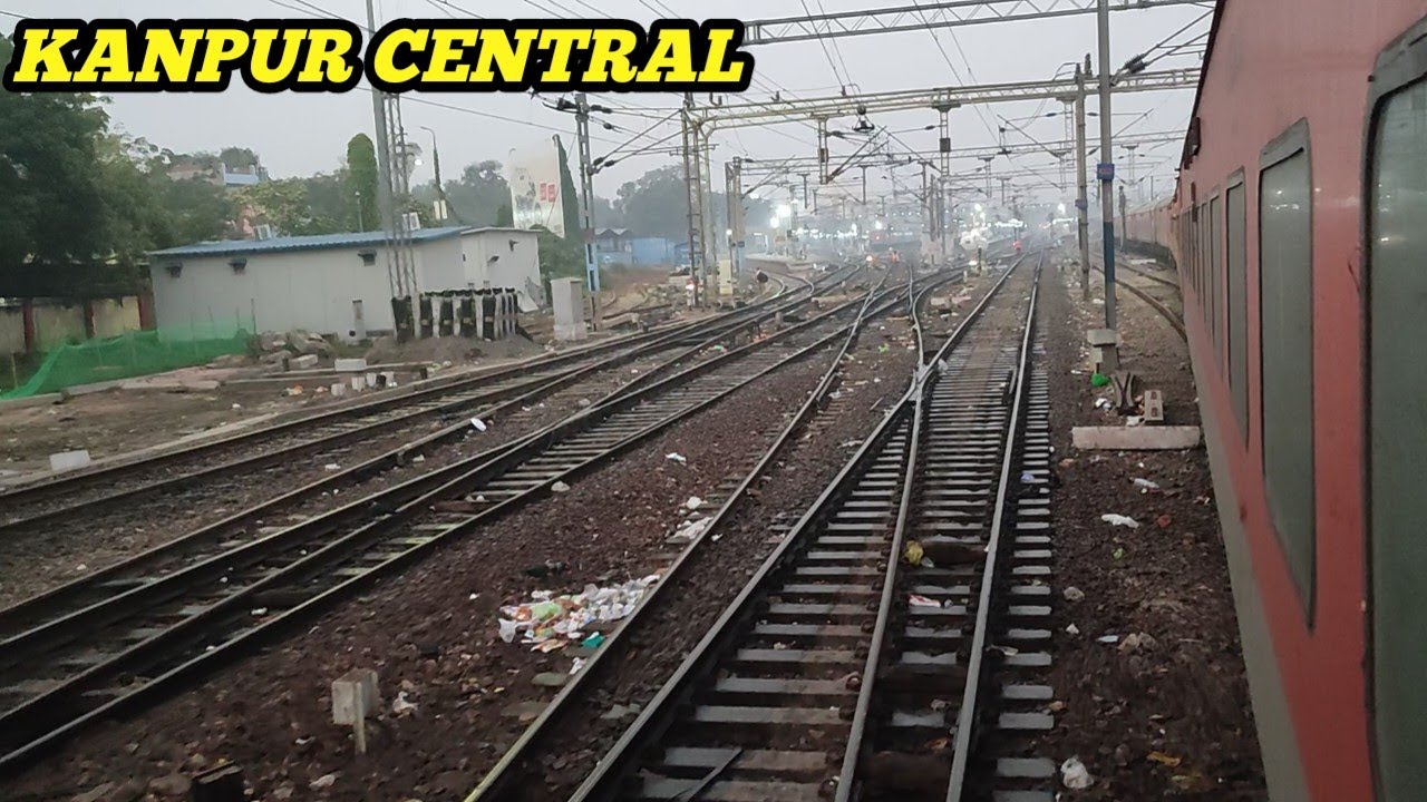 कानपुर सेंट्रल से निकलकर पवित्र गंगा नदी को पार करते हुए निकली काठगोदाम गरीबरथ एक्सप्रेस।