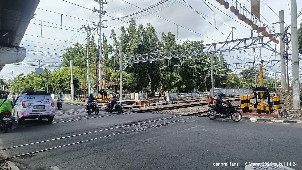 Denn Railfans sedang live sekarang!