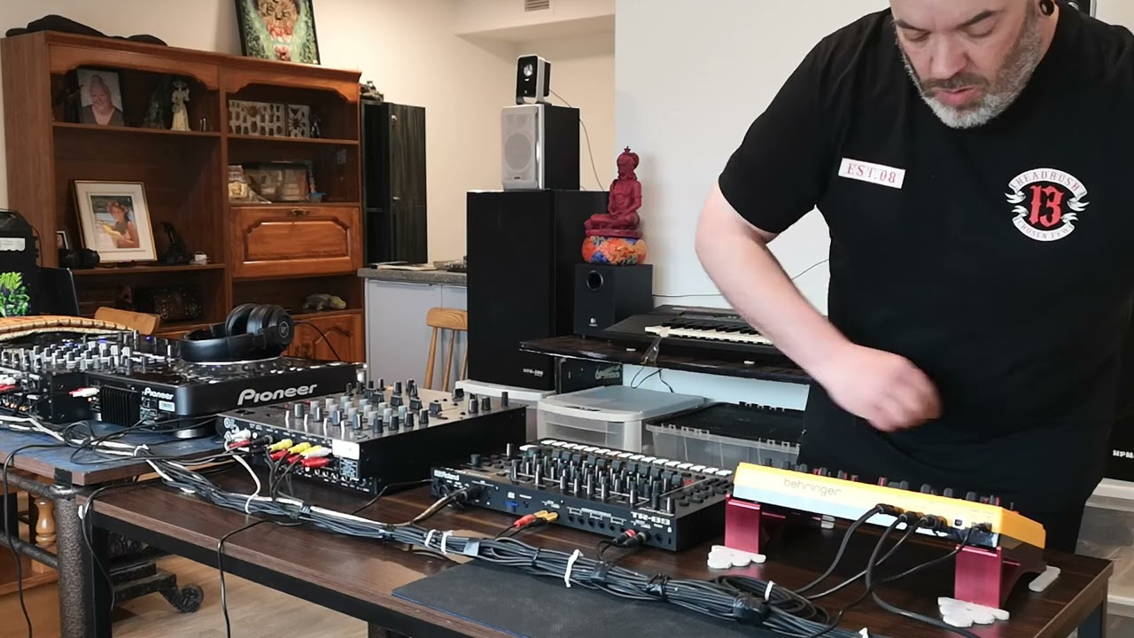 Ableton-Live ''As Master'' (Is-The-Best). Roland & (All-Hardwares) ''As Slave'' No: 01.