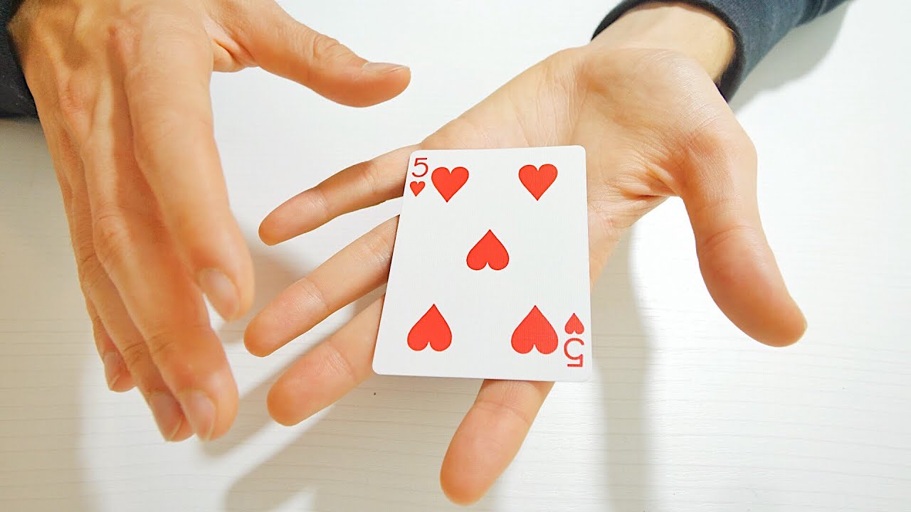 COME FAR SPARIRE UNA CARTA AL TAVOLO - Tutorial / spiegazione gioco di magia con le carte