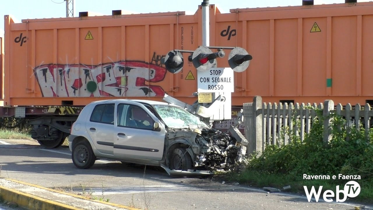 Auto attraversa i binari mentre sopraggiunge un treno merci: violento schianto alle porte di Faenza