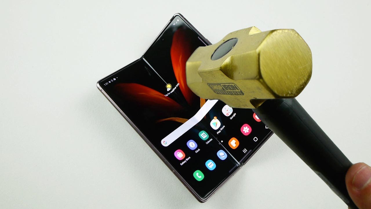 Испытание прочности Samsung Galaxy Fold 2 5G на удар молотком и ножом и изгиб