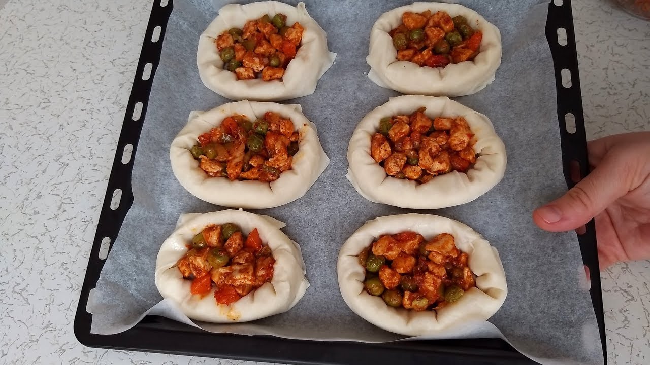 Hazır Yufkadan Sandal şeklinde Tavuklu Börek