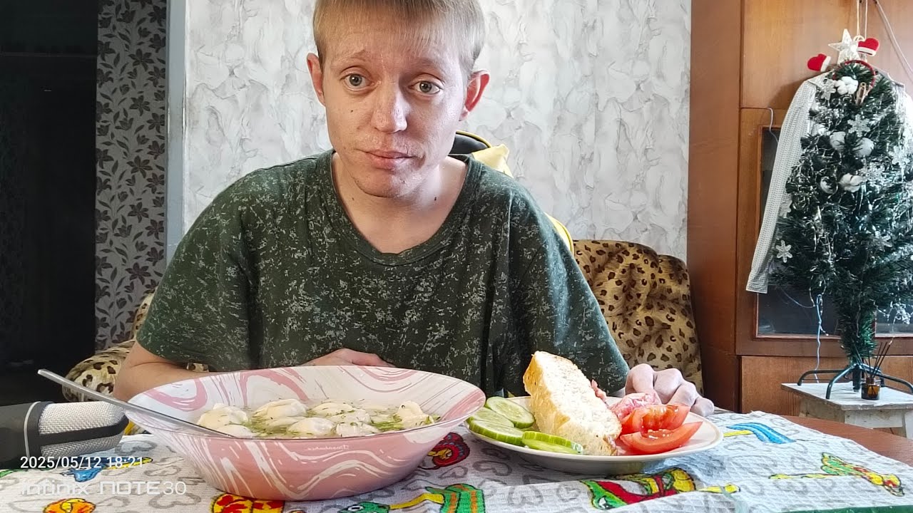 Мукбанг// Пельмени Овощи И Сырная Лепёшка
