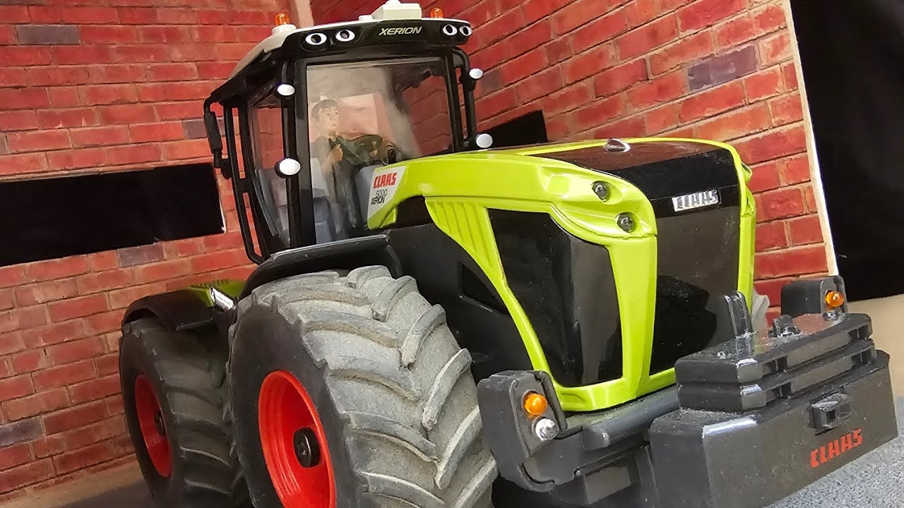Claas Xerion 5000 RC Tractor Working with Maisschiebeschild | Sand & Soil Pushing