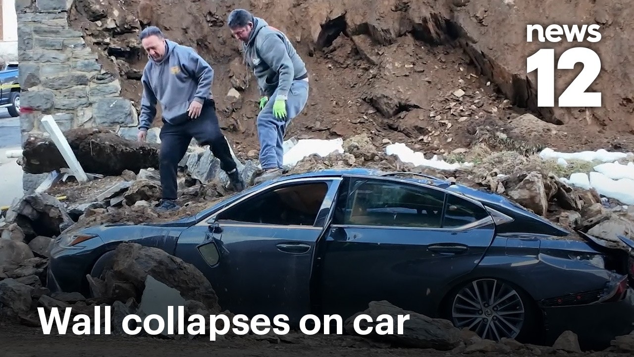 Подпорная стена обрушилась на автомобиль, мужчину спасли из машины, зажатой под обломками | News 12