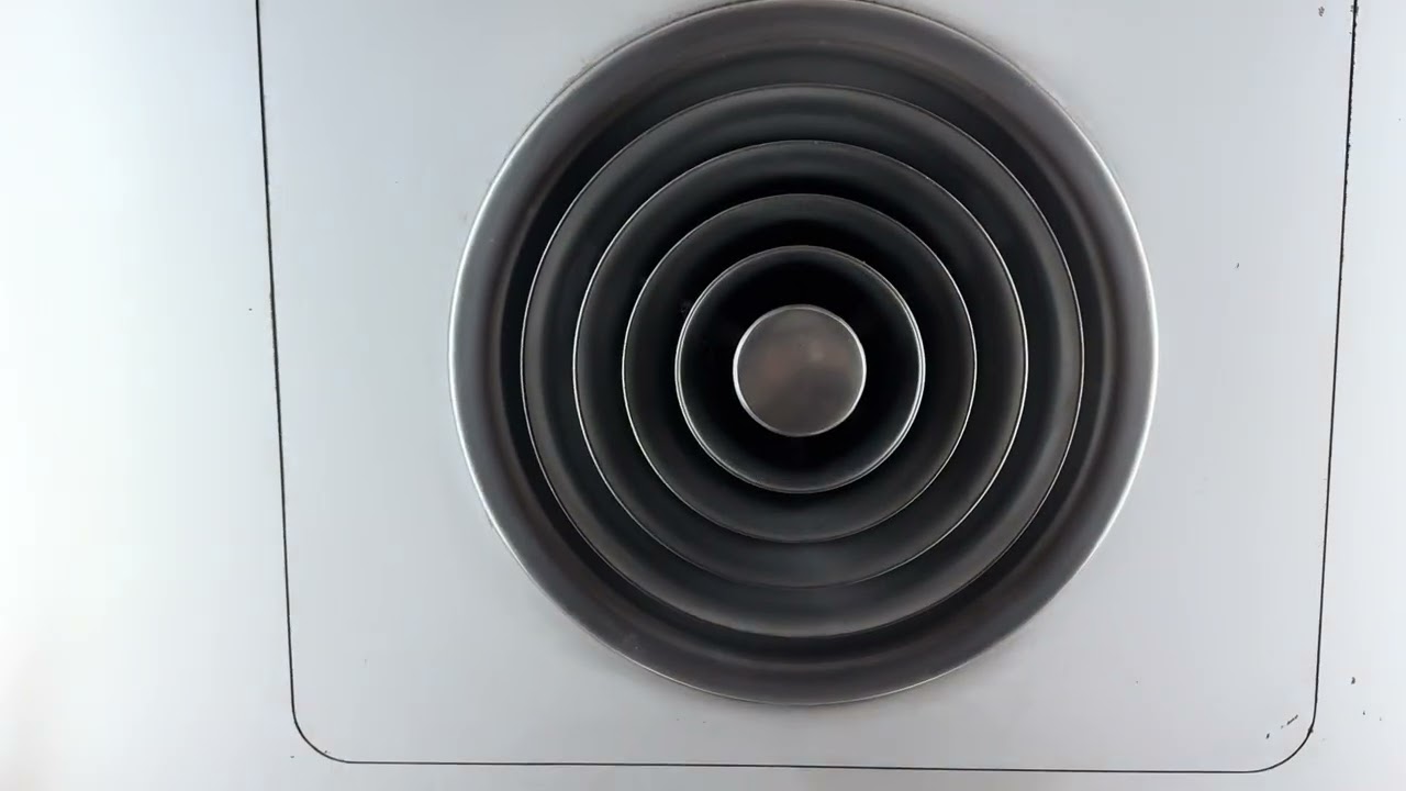 インターフォンが特徴 三菱製の古いエレベーター