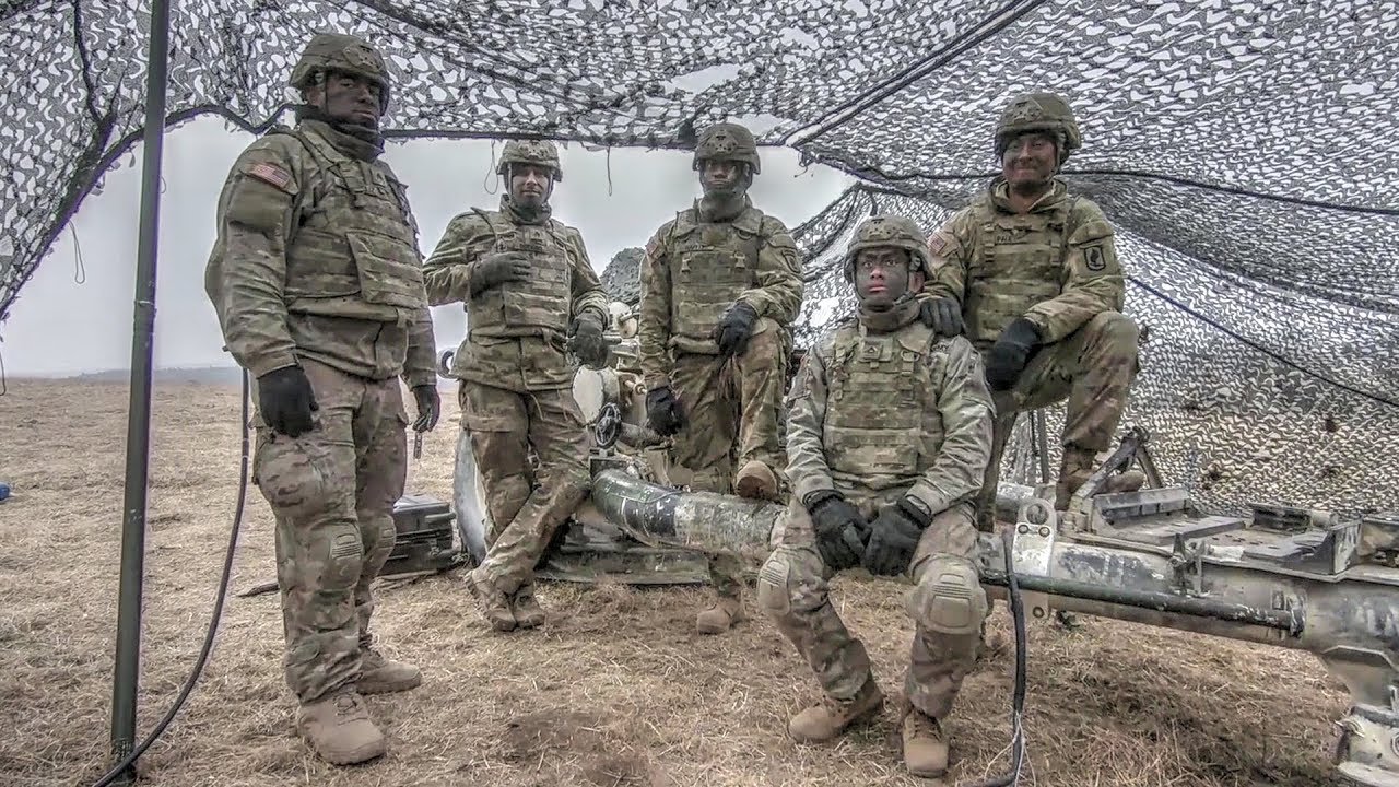 Армейские парашютисты США осуществляют огневое задание с использованием гаубицы M119