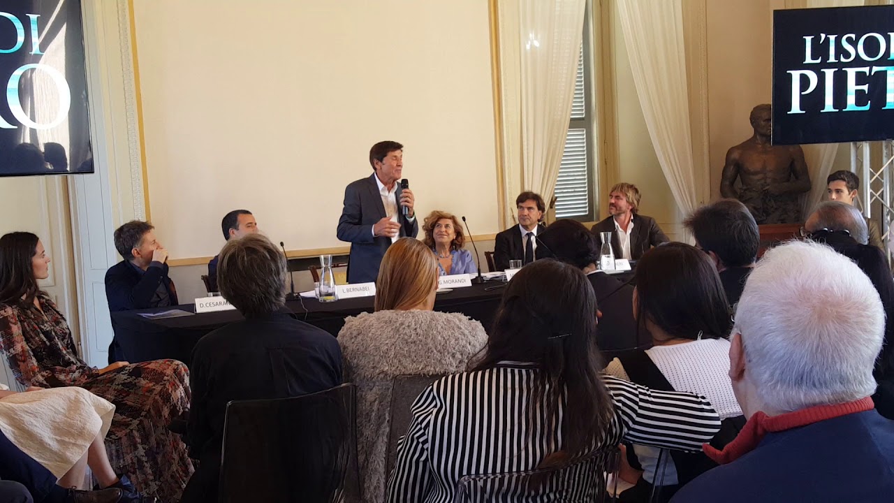 Gianni Morandi al microfono di Emilio Buttaro durante la conferenza stampa de 