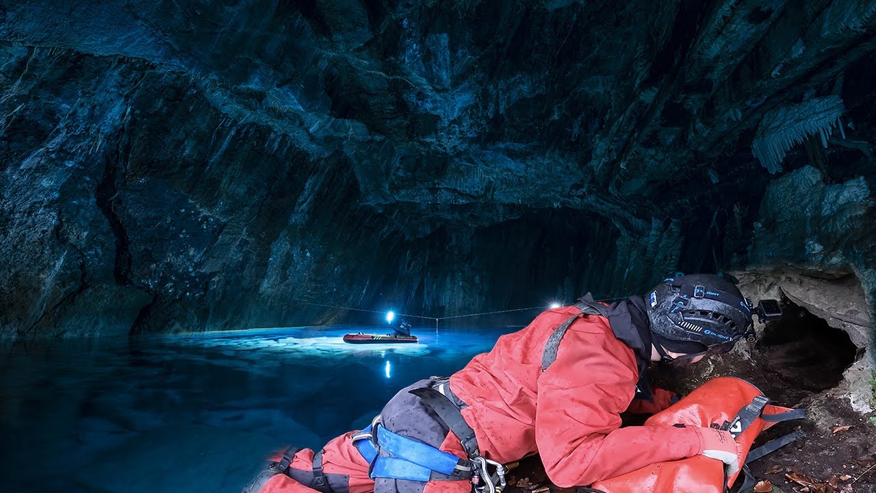 En bateau dans le plus grand lac souterrain de Belgique