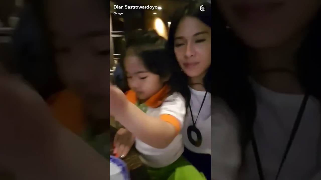 Begini Perlakuan Dian Sastro ke Anaknya | Snapchat Artis