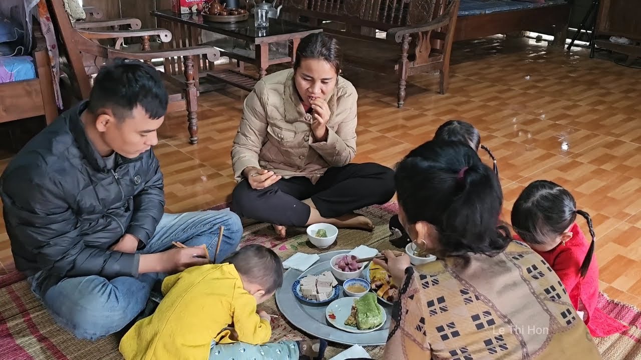 The children were very happy when their father Ninh returned. They went to the market together.