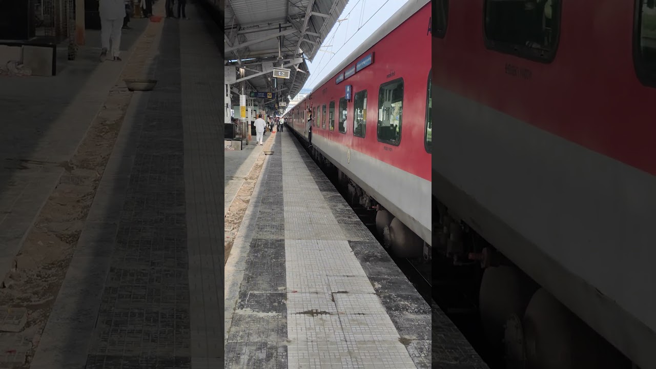 Karnataka Express arrived at Manmad Station #train#MMR #shorts# ytshorts