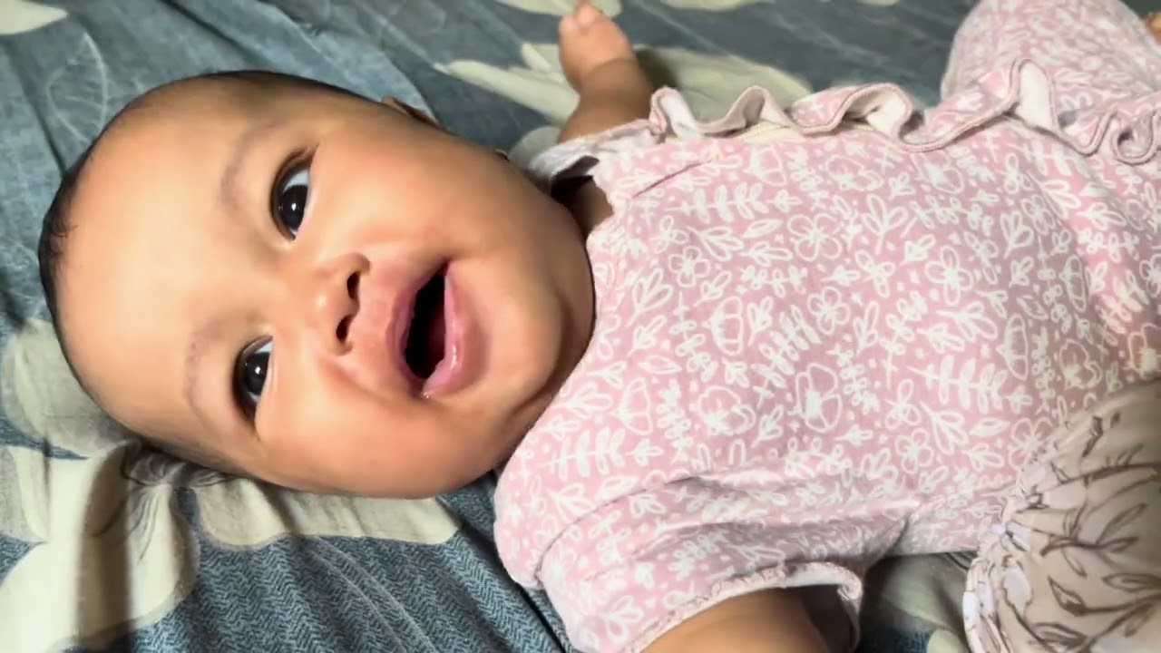 Adek bangun tidur cari kaka yg sudah berangkat sekolah 