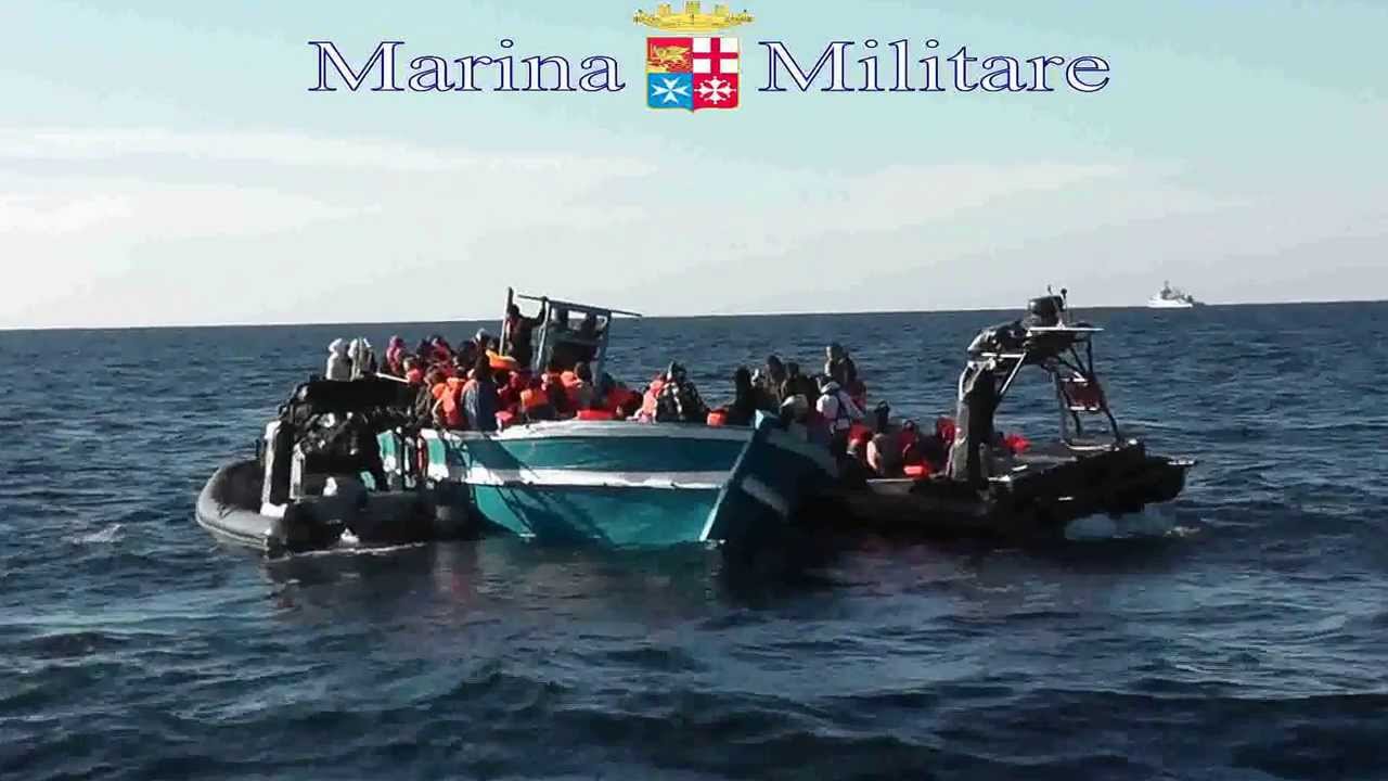 Marina Militare - La Marina soccorre un'imbarcazione con 236 migranti