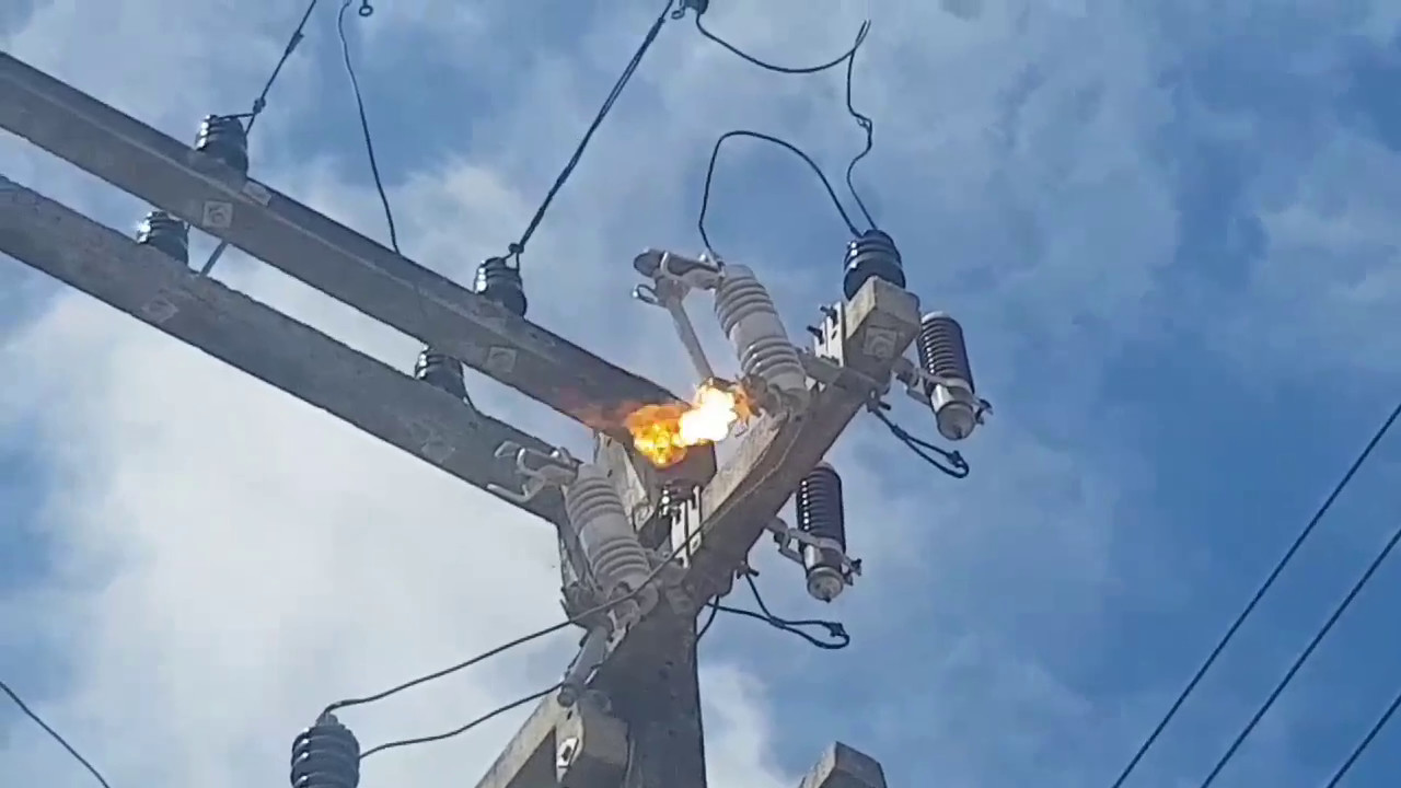Chave fusível pega fogo ao romper elo fusível