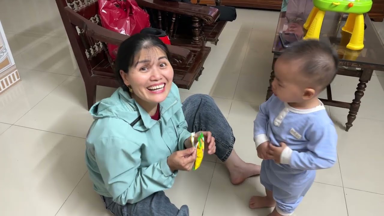 Coca Hớn Hở Ra Cửa Đón Bà Nội Đi Làm Về 