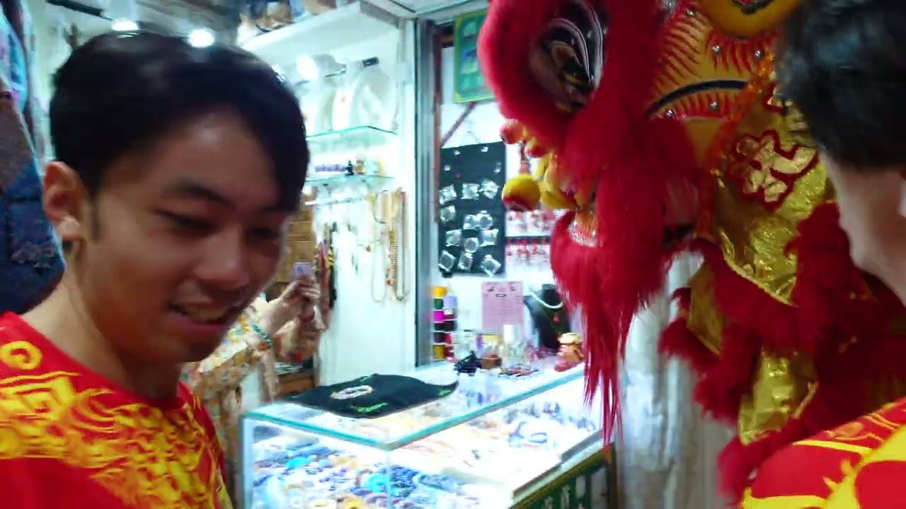 醒獅進入大圍街市採青同功夫表演